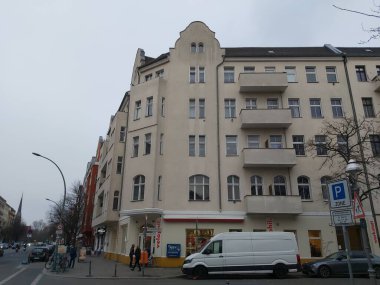 15.03.2022 Berlin: Berlin 'de tipik bir gün: evler, sokaklar, ulaşım, nesneler