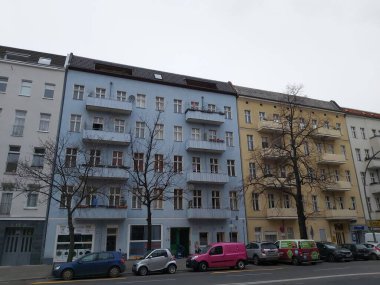 15.03.2022 Berlin: Berlin 'de tipik bir gün: evler, sokaklar, ulaşım, nesneler