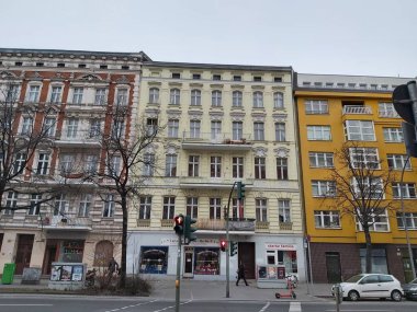 15.03.2022 Berlin: Berlin 'de tipik bir gün: evler, sokaklar, ulaşım, nesneler