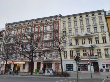 15.03.2022 Berlin: Berlin 'de tipik bir gün: evler, sokaklar, ulaşım, nesneler