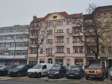 15.03.2022 Berlin: Berlin 'de tipik bir gün: evler, sokaklar, ulaşım, nesneler