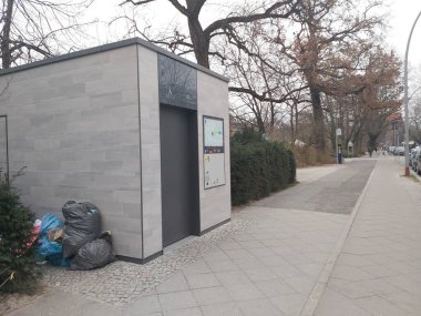 15.03.2022 Berlin: Berlin 'de tipik bir gün: evler, sokaklar, ulaşım, nesneler