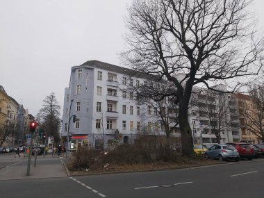 15.03.2022 Berlin: Berlin 'de tipik bir gün: evler, sokaklar, ulaşım, nesneler