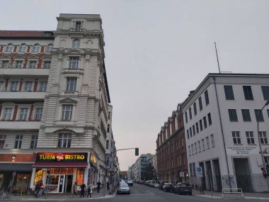 15.03.2022 Berlin: Berlin 'de tipik bir gün: evler, sokaklar, ulaşım, nesneler