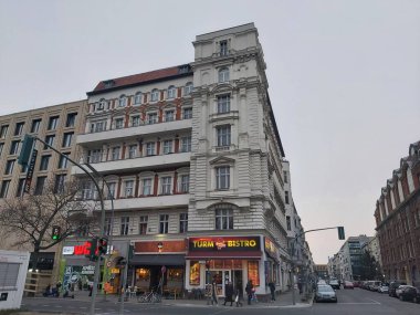 15.03.2022 Berlin: Berlin 'de tipik bir gün: evler, sokaklar, ulaşım, nesneler