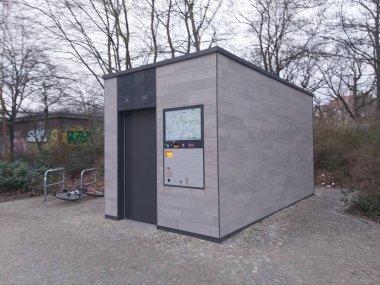 15.03.2022 Berlin: Berlin 'de tipik bir gün: evler, sokaklar, ulaşım, nesneler