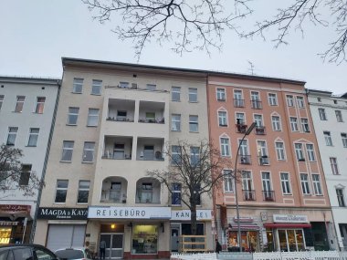 15.03.2022 Berlin: Berlin 'de tipik bir gün: evler, sokaklar, ulaşım, nesneler