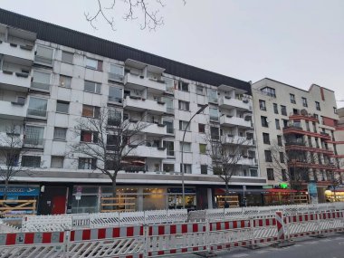 15.03.2022 Berlin: Berlin 'de tipik bir gün: evler, sokaklar, ulaşım, nesneler