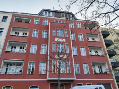 15.03.2022 Berlin: Berlin 'de tipik bir gün: evler, sokaklar, ulaşım, nesneler