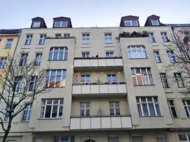 15.03.2022 Berlin: Berlin 'de tipik bir gün: evler, sokaklar, ulaşım, nesneler