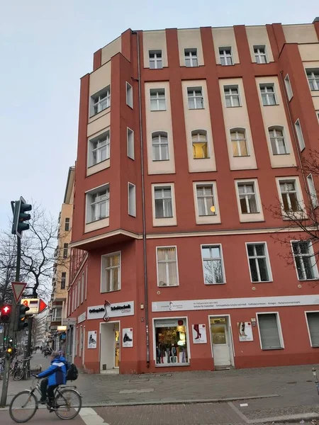 2022 Βερολίνο Γερμανία Μια Τυπική Ημέρα Στο Βερολίνο Σπίτια Δρόμοι — Φωτογραφία Αρχείου