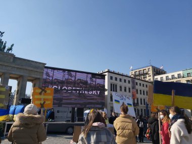 20 / 03 / 2022 BERLIN, GERMANY: Ukrayna halkını desteklemek için Brandenburg Kapısı önünde toplanan insanlar