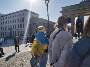 20 / 03 / 2022 BERLIN, GERMANY: Ukrayna halkını desteklemek için Brandenburg Kapısı önünde toplanan insanlar