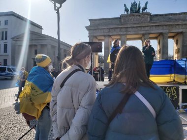 20 / 03 / 2022 BERLIN, GERMANY: Ukrayna halkını desteklemek için Brandenburg Kapısı önünde toplanan insanlar