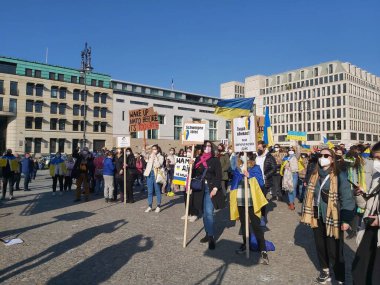 20 / 03 / 2022 BERLIN, GERMANY: Ukrayna halkını desteklemek için Brandenburg Kapısı önünde toplanan insanlar