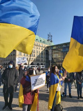 20 / 03 / 2022 BERLIN, GERMANY: Ukrayna halkını desteklemek için Brandenburg Kapısı önünde toplanan insanlar