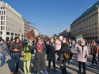 20 / 03 / 2022 BERLIN, GERMANY: Ukrayna halkını desteklemek için Brandenburg Kapısı önünde toplanan insanlar