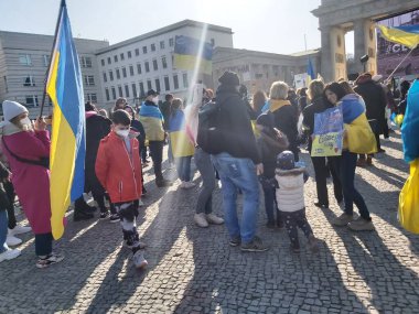 20 / 03 / 2022 BERLIN, GERMANY: Ukrayna halkını desteklemek için Brandenburg Kapısı önünde toplanan insanlar