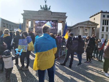 20 / 03 / 2022 BERLIN, GERMANY: Ukrayna halkını desteklemek için Brandenburg Kapısı önünde toplanan insanlar