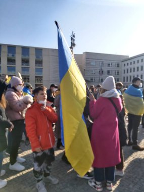 20 / 03 / 2022 BERLIN, GERMANY: Ukrayna halkını desteklemek için Brandenburg Kapısı 'nın önünde toplanan insanlar