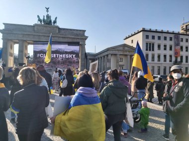 20 / 03 / 2022 BERLIN, GERMANY: Ukrayna halkını desteklemek için Brandenburg Kapısı önünde toplanan insanlar
