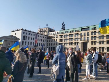 20 / 03 / 2022 BERLIN, GERMANY: Ukrayna halkını desteklemek için Brandenburg Kapısı önünde toplanan insanlar