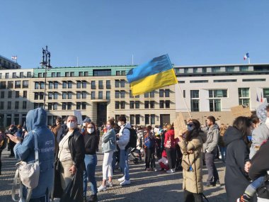 20 / 03 / 2022 BERLIN, GERMANY: Ukrayna halkını desteklemek için Brandenburg Kapısı önünde toplanan insanlar