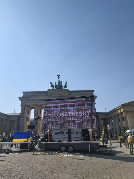 2022年3月20日柏林 在勃兰登堡门前集会支持乌克兰人民的人们 — 图库照片