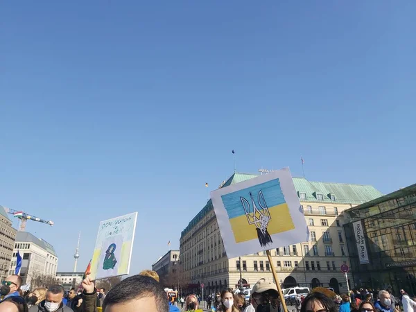 2022 Berlin Niemcy Ludzie Wiecu Przed Bramą Brandenburską Wspierający Ukraińców — Zdjęcie stockowe
