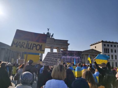 20 / 03 / 2022 BERLIN, GERMANY: Ukrayna halkını desteklemek için Brandenburg Kapısı önünde toplanan insanlar