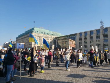 20 / 03 / 2022 BERLIN, GERMANY: Ukrayna halkını desteklemek için Brandenburg Kapısı önünde toplanan insanlar