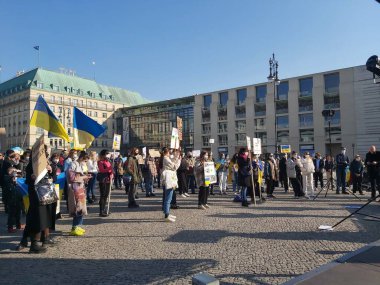 20 / 03 / 2022 BERLIN, GERMANY: Ukrayna halkını desteklemek için Brandenburg Kapısı önünde toplanan insanlar