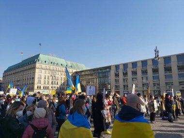 20 / 03 / 2022 BERLIN, GERMANY: Ukrayna halkını desteklemek için Brandenburg Kapısı önünde toplanan insanlar
