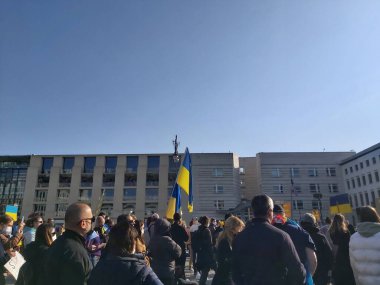 20 / 03 / 2022 BERLIN, GERMANY: Ukrayna halkını desteklemek için Brandenburg Kapısı önünde toplanan insanlar