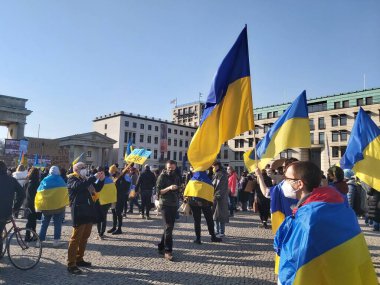 20 / 03 / 2022 BERLIN, GERMANY: Ukrayna halkını desteklemek için Brandenburg Kapısı önünde toplanan insanlar