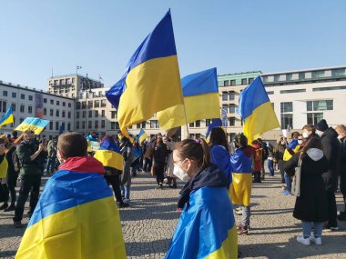 20 / 03 / 2022 BERLIN, GERMANY: Ukrayna halkını desteklemek için Brandenburg Kapısı önünde toplanan insanlar