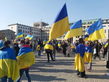 20 / 03 / 2022 BERLIN, GERMANY: Ukrayna halkını desteklemek için Brandenburg Kapısı önünde toplanan insanlar