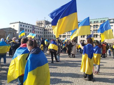 20 / 03 / 2022 BERLIN, GERMANY: Ukrayna halkını desteklemek için Brandenburg Kapısı önünde toplanan insanlar