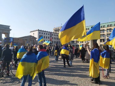 20 / 03 / 2022 BERLIN, GERMANY: Ukrayna halkını desteklemek için Brandenburg Kapısı önünde toplanan insanlar