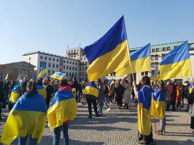 20 / 03 / 2022 BERLIN, GERMANY: Ukrayna halkını desteklemek için Brandenburg Kapısı önünde toplanan insanlar