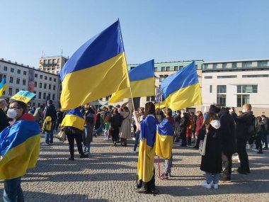 20 / 03 / 2022 BERLIN, GERMANY: Ukrayna halkını desteklemek için Brandenburg Kapısı önünde toplanan insanlar