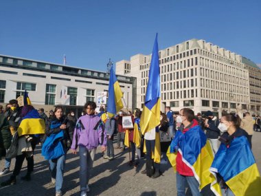 20 / 03 / 2022 BERLIN, GERMANY: Ukrayna halkını desteklemek için Brandenburg Kapısı önünde toplanan insanlar
