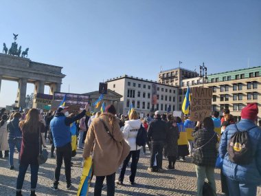 20 / 03 / 2022 BERLIN, GERMANY: Ukrayna halkını desteklemek için Brandenburg Kapısı önünde toplanan insanlar