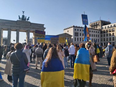 20 / 03 / 2022 BERLIN, GERMANY: Ukrayna halkını desteklemek için Brandenburg Kapısı önünde toplanan insanlar