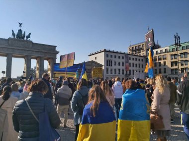 20 / 03 / 2022 BERLIN, GERMANY: Ukrayna halkını desteklemek için Brandenburg Kapısı önünde toplanan insanlar