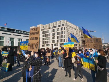 20 / 03 / 2022 BERLIN, GERMANY: Ukrayna halkını desteklemek için Brandenburg Kapısı önünde toplanan insanlar