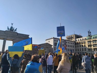 20 / 03 / 2022 BERLIN, GERMANY: Ukrayna halkını desteklemek için Brandenburg Kapısı önünde toplanan insanlar