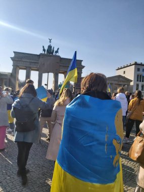 20 / 03 / 2022 BERLIN, GERMANY: Ukrayna halkını desteklemek için Brandenburg Kapısı önünde toplanan insanlar