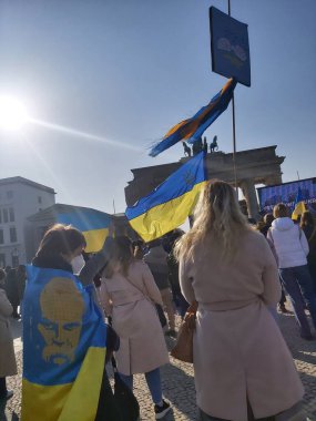 20 / 03 / 2022 BERLIN, GERMANY: Ukrayna halkını desteklemek için Brandenburg Kapısı önünde toplanan insanlar