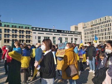 20 / 03 / 2022 BERLIN, GERMANY: Ukrayna halkını desteklemek için Brandenburg Kapısı önünde toplanan insanlar